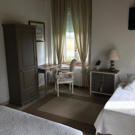 Bed and Breakfast Domaine Du Manoir Лез-Авеньер Экстерьер фото
